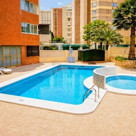 Con Piscina En Apartment